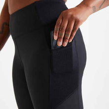 Load image into Gallery viewer, Short fitness leggings with phone pocket