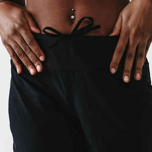 Load image into Gallery viewer, Women's running shorts dry - black - Sunny Outdoors
